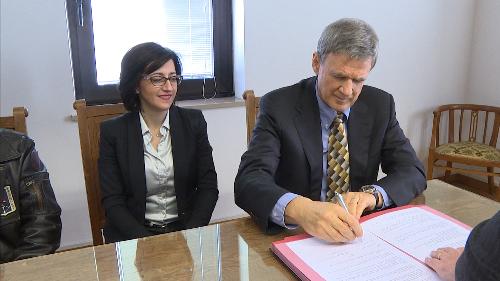 Sara Vito (Assessore regionale Ambiente ed Energia) e Jadran Lenarčič (Direttore JSI) alla firma del protocollo di collaborazione tra Agenzia regionale per la protezione dell'ambiente (ARPA FVG) e Jozef Stefan Institut (JSI) di Lubiana - Gorizia 18/12/2017